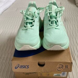 Gently used like new Asics Gel Nimbus 26 size 81/2
